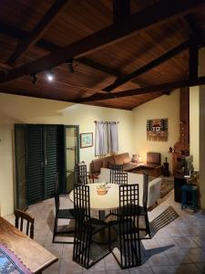 a living room with a table and chairs at Refúgio com Piscina, Churrasco e Lazer no Campo in Sumaré