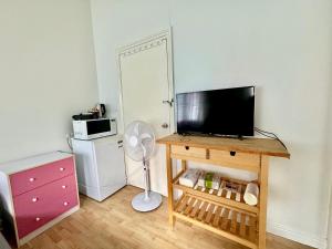 Zimmer mit einem TV auf dem Tisch in der Unterkunft Studio Room Ensuite bathroom with separate Entrance in Brisbane