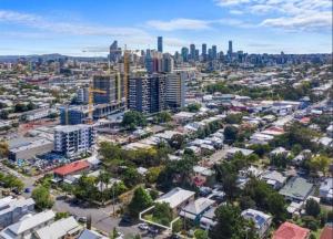 eine Luftaufnahme einer Stadt mit hohen Gebäuden in der Unterkunft Studio Room Ensuite bathroom with separate Entrance in Brisbane