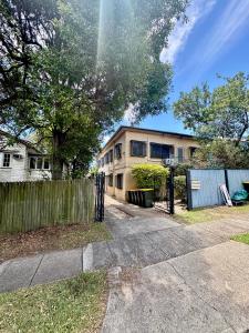 ein Haus mit einem Zaun davor in der Unterkunft Studio Room Ensuite bathroom with separate Entrance in Brisbane