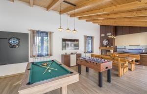 - un salon avec un billard et des comptoirs dans l'établissement Luxury villa with a swimming pool Vodnjan, Fazana - 16867, à Mednjan