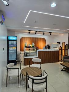 Ο χώρος του lounge ή του μπαρ στο شقق ترانيم السراة للشقق المخدومة - تصنيف اقتصادي