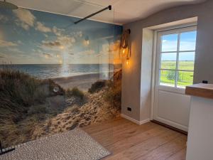 Camera con murale raffigurante una spiaggia di Hyggehouse-Unser-Ferienhaus-an-der-deutsch-daenischen-Grenze a Rudbøl
