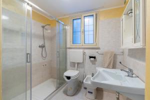 Un baño de Alabostreet51 16 fotos más