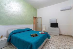 Una televisión o centro de entretenimiento en Alabostreet51