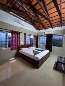 Postel nebo postele na pokoji v ubytování Mango Bite Farmstay