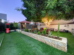 Κήπος έξω από το Villa Tone