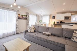 Η κουζίνα ή μικρή κουζίνα στο Primrose Lodge with Hot Tub