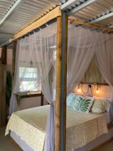 Ένα ή περισσότερα κρεβάτια σε δωμάτιο στο Emelios Lodge