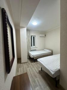 Ένα ή περισσότερα κρεβάτια σε δωμάτιο στο Алматы Транзит №1