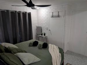 ein Schlafzimmer mit einem Bett mit Deckenventilator in der Unterkunft Peaceful, Modern, LowToxic, Bfast included in Brisbane + 22 Fotos