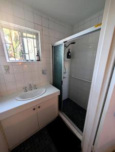 ein Badezimmer mit Waschbecken und Dusche in der Unterkunft Peaceful, Modern, LowToxic, Bfast included in Brisbane