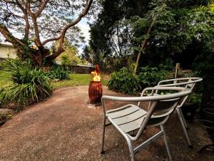 zwei Stühle neben einem Feuer im Garten in der Unterkunft Peaceful, Modern, LowToxic, Bfast included in Brisbane