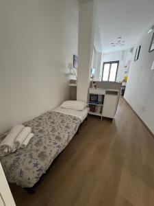 ナポリにあるLa Casa di Ciui ad un passo da Via Toledoの部屋の中にベッドがある小さな寝室