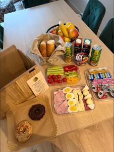 Jídlo v aparthotelu nebo okolí + 55 fotografií