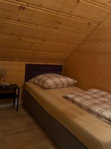 Postel nebo postele na pokoji v ubytování Domek rodzinny + 27 fotografií