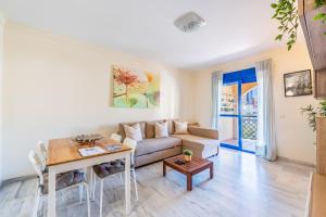 ein Wohnzimmer mit Sofa und Tisch in der Unterkunft VB Albatros - 2BR Apartment Close to the sea in Benalmádena