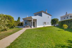a view of the house from the yard at Casa Nuria com 4 quartos, piscina e churrasco em Vale do Lobo in Almancil