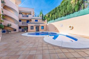 ein Schwimmbad im Innenhof eines Gebäudes in der Unterkunft VB Albatros - 2BR Apartment Close to the sea in Benalmádena