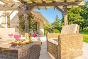 Posezení v ubytování Villa Les Papillons Haven of Peace and Comfort