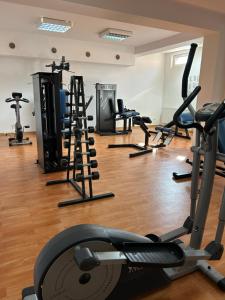 una palestra con un mucchio di attrezzi ginnici in una stanza di Opera Palace I LUX RELAX Apartamenty Kołobrzeg a Kołobrzeg