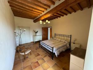 a bedroom with a bed and a table in it at Il Tinaio di Mary in Cetona