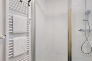 Ferienwohnung Niki في Titisee: حمام مع دش وباب زجاجي +20 صورة