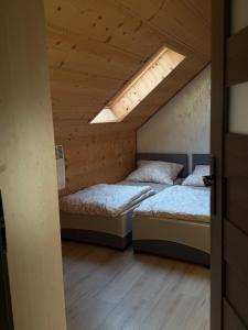 Postel nebo postele na pokoji v ubytování Domek rodzinny