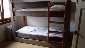 Giường trong phòng chung tại Lieria