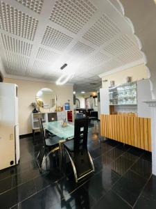 イバダンにあるCozy 4-Bedroom Home in Ibadanのテーブルと椅子のあるダイニングルーム