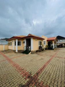 イバダンにあるCozy 4-Bedroom Home in Ibadanの煉瓦道