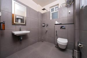 ein Badezimmer mit Toilette und Waschbecken in der Unterkunft MYSA Sky Suites, Lakkidi in Vythiri