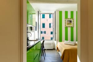een kamer met groene en witte strepen op de muren bij La Casetta Verde con Vista Mare - Nel cuore del Parasio e delle Logge di Santa Chiara in Imperia
