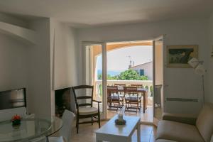 Χώρος καθιστικού στο 2 bedroom apartment in Aiguafreda Begur. Sea views terrace and pool Ref:H11