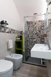 een badkamer met douche, toilet en wastafel bij La Casetta Verde con Vista Mare - Nel cuore del Parasio e delle Logge di Santa Chiara in Imperia