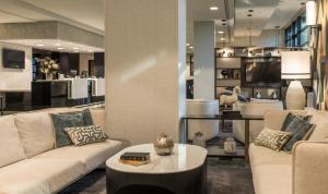 Una sala de estar con dos sofás y una mesa. en Ilunion Pio XII, en Madrid 31 fotos más