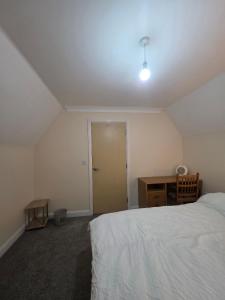 Ένα ή περισσότερα κρεβάτια σε δωμάτιο στο Cozy Guest Room in Colchester - Perfect for Travelers +2 φωτογραφίες