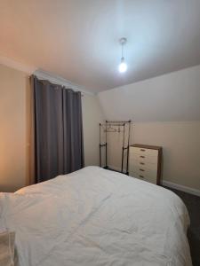 Ένα ή περισσότερα κρεβάτια σε δωμάτιο στο Cozy Guest Room in Colchester - Perfect for Travelers