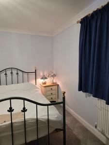 HytheにあるNear Colcheste town centreのベッドルーム1室(ベッド1台、ナイトスタンドのランプ付)