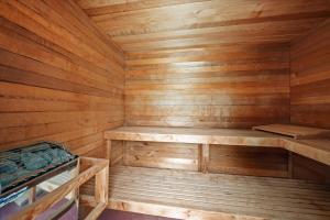 eine Holzsauna mit einer Bank darin in der Unterkunft 2BR Guesthouse Near Lakes with BBQ & Hot Tub in Blue Springs