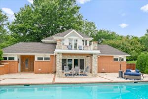 ein Haus mit einem Swimmingpool vor dem Haus in der Unterkunft 2BR Guesthouse Near Lakes with BBQ & Hot Tub in Blue Springs