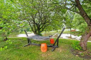 eine Hängematte in einem Park neben einem Baum in der Unterkunft 2BR Guesthouse Near Lakes with BBQ & Hot Tub in Blue Springs + 15 Fotos