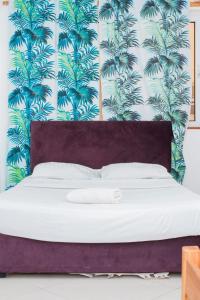 een slaapkamer met een bed met een blauw en wit behang bij Ocean Breeze Holiday Home Palace - 1st Avenue in Mombasa +45 foto's