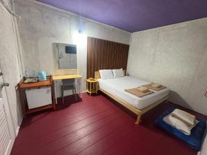 Postel nebo postele na pokoji v ubytování COOL CAMPING-Purple room for 2 persons