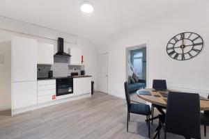 Η κουζίνα ή μικρή κουζίνα στο New! 2BR in Station Road