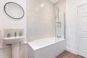 Ένα μπάνιο στο New! 2BR in Station Road +29 φωτογραφίες