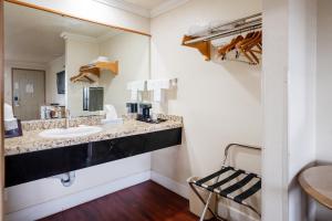 un bagno con lavandino e specchio di Budget Inn Corcoran Near Tulare CA 43 a Corcoran