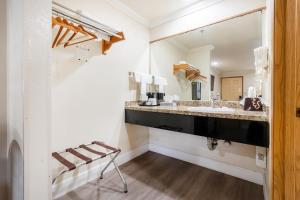 un bagno con lavandino e specchio di Budget Inn Corcoran Near Tulare CA 43 a Corcoran Altre 25 foto