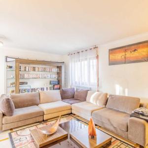 ein Wohnzimmer mit Sofa und Bücherregal in der Unterkunft Arhomeplus - Gîte & Séjours Bien-être à Autun in Autun