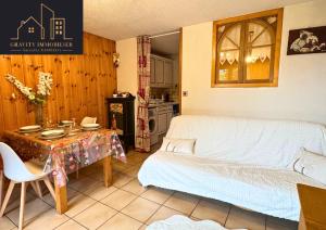 een slaapkamer met een bed en een tafel en een keuken bij Chaleureux 2 chambres, Morillon in Morillon +5 foto's